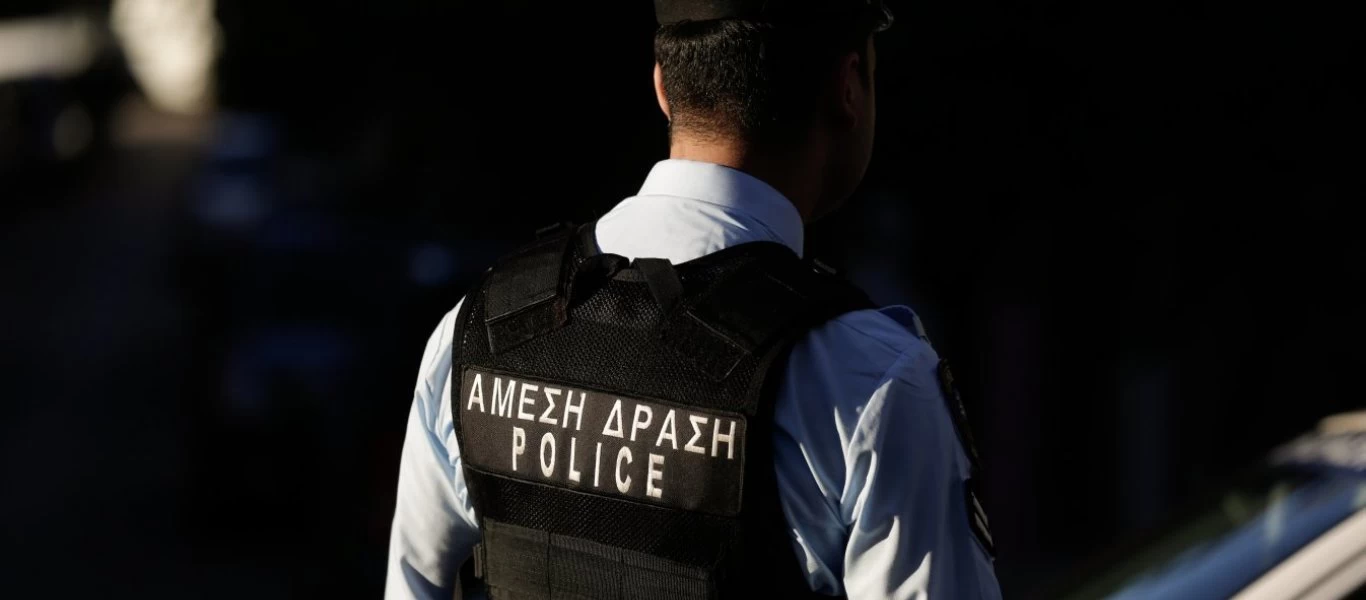 «Δεν πίστευαν στα μάτια τους» οι αστυνομικοί: Ντουλάπα κατέληγε σε φυτώριο κάνναβης! (φώτο - βίντεο)